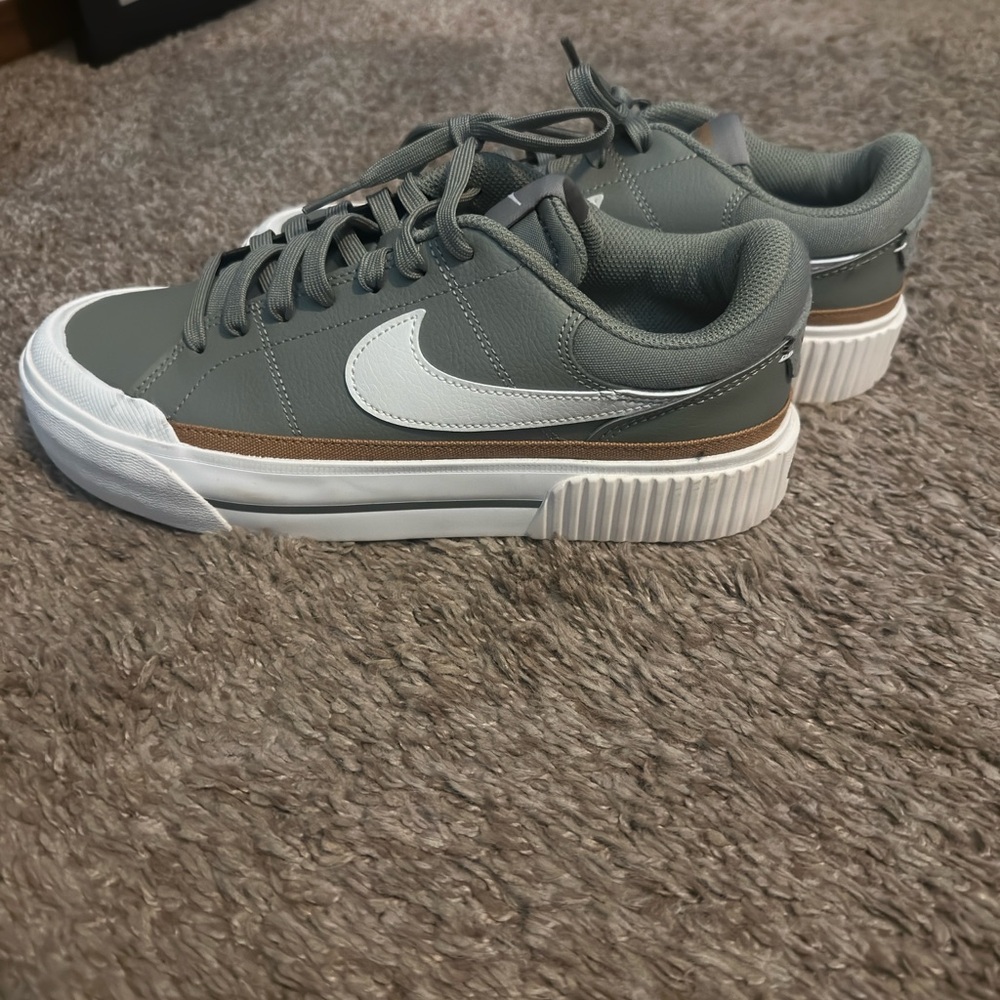 Nike Women's Sneakers in Green and White